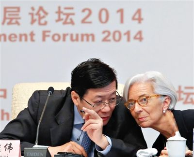 “中國發(fā)展高層論壇2014開幕式”上，國際貨幣基金組織總裁拉加德與中國財政部部長樓繼偉（左）討論。