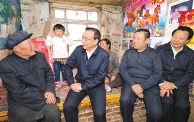 3月27日，李克強(qiáng)在內(nèi)蒙古自治區(qū)翁牛特旗橋頭鎮(zhèn)太平莊村看望貧困戶。