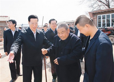 3月26日，張高麗在吉林省農(nóng)安縣農(nóng)安鎮(zhèn)小橋子村看望貧困戶王井山一家。