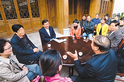 3月23日，劉云山在陜西省咸陽市禮泉縣煙霞鎮(zhèn)袁家村與基層干部群眾座談，聽取對教育實(shí)踐活動的意見建議。