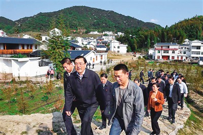 3月25日，張德江在福建省上杭縣古田鎮(zhèn)吳地村看望群眾。