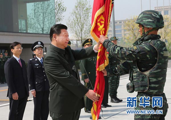 這是習(xí)近平將隊(duì)旗鄭重授予“獵鷹突擊隊(duì)”大隊(duì)長(zhǎng)。