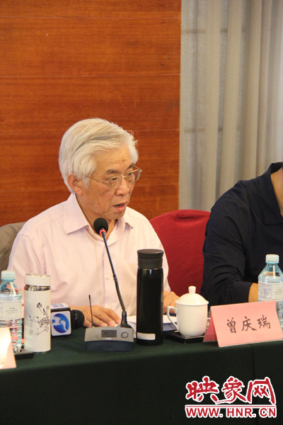 中國傳媒大學教授、博士生導師曾慶瑞正在發(fā)言