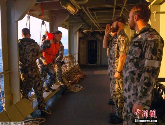 　據(jù)澳大利亞海軍4月11日發(fā)布的圖片顯示，中澳海軍海上聯(lián)合搜尋失聯(lián)客機。據(jù)悉，澳大利亞總理當天表示，澳方執(zhí)行搜尋失聯(lián)客機任務(wù)的搜救人員已獲知黑匣子的大致位置。