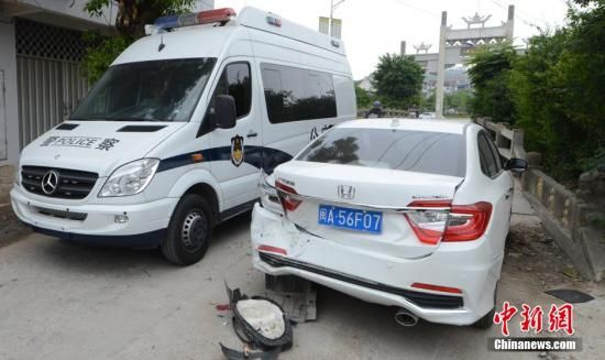  4月28日，福建省福州市閩侯縣發(fā)生一起惡性駕車撞人事件，圖為被撞車輛損毀嚴(yán)重。經(jīng)初查，該肇事男子叫林某新（漢族，37歲，福州長(zhǎng)樂人），因婚姻問題，情緒失控，駕車從閩侯縣青口鎮(zhèn)往尚干鎮(zhèn)方向，沿奔馳大道行駛，連續(xù)撞人。中新社發(fā) 劉可耕 攝