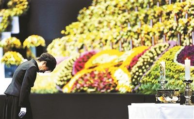 4月29日，韓國總統(tǒng)樸槿惠為“歲月”號沉沒客輪死難者默哀圖片/IC