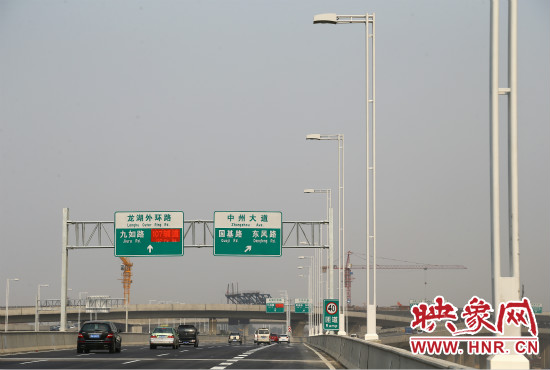 市民可通過北三環(huán)快速路高架橋直達(dá)東區(qū)。