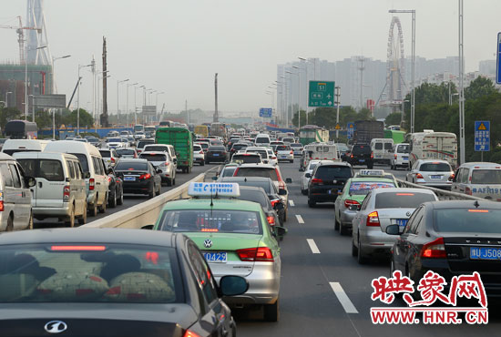 5月1日零時至3日24時，全省高速公路安全平穩(wěn)運行，累計車流量440.53萬輛。