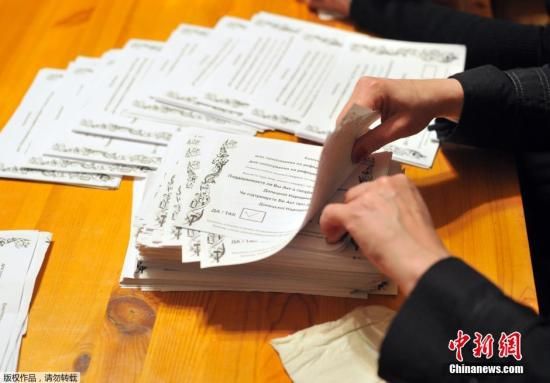 　　當(dāng)?shù)貢r(shí)間2014年5月11日，烏克蘭東部地區(qū)選舉工作人員開始公投計(jì)票工作。