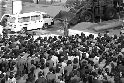 　17日，一名朝鮮高官在事故現(xiàn)場(chǎng)向市民致歉。