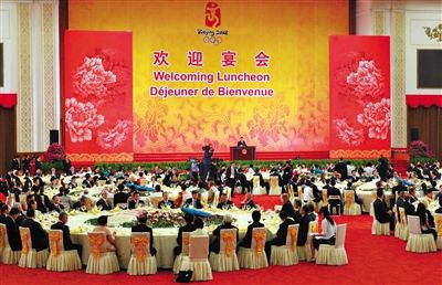 2008年8月8日，胡錦濤夫婦在北京人民大會堂宴會廳為出席北京奧運會的貴賓舉行歡迎宴會。
