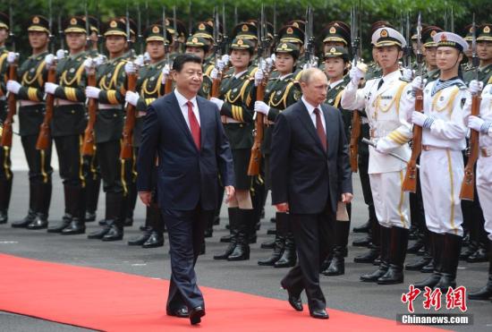 5月20日，中國國家主席習(xí)近平在上海舉行儀式歡迎俄羅斯總統(tǒng)普京訪華。中新社發(fā) 廖攀 攝