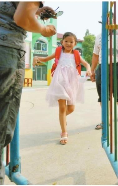　　昨日，潛江市浩口鎮(zhèn)第三小學(xué)已被戒嚴(yán)，下午幼兒園學(xué)生放學(xué)時(shí)，一些家長(zhǎng)前來(lái)接孩子