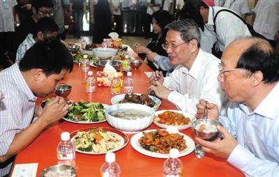 昨日中午，國臺辦主任張志軍（右二）在臺中市長胡志強的陪同下和盲校的孩子共進午餐。當(dāng)晚，張志軍結(jié)束訪臺回京。 新華社發(fā)