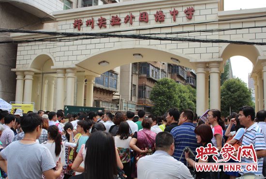 考試快結(jié)束時(shí)，陪考的家長(zhǎng)涌入學(xué)校接孩子。