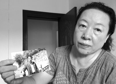 劉吉強(qiáng)的姐姐劉麗霞手持弟弟當(dāng)年的照片。劉吉強(qiáng)在給家人的書信中多次要求申冤，家人為此奔走了16年。京華
