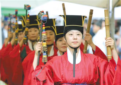 3日，韓國首爾，成均館內(nèi)，民眾穿著傳統(tǒng)服飾跳舞迎接中秋。中秋和春節(jié)一樣，是韓國最重要的傳統(tǒng)節(jié)日。