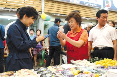 5日，韓國首爾，韓國總統(tǒng)樸槿惠在中秋前視察市場，購買過節(jié)食品。