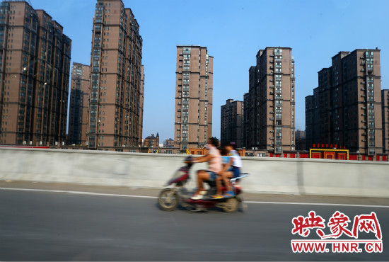 三環(huán)快速路開通后，仍有一些電動(dòng)車違規(guī)上橋。