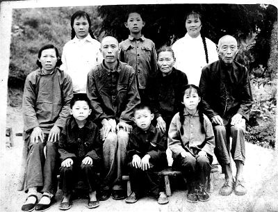 1970年，何兆勝一家人在荊門合影，中排左二為何兆勝。