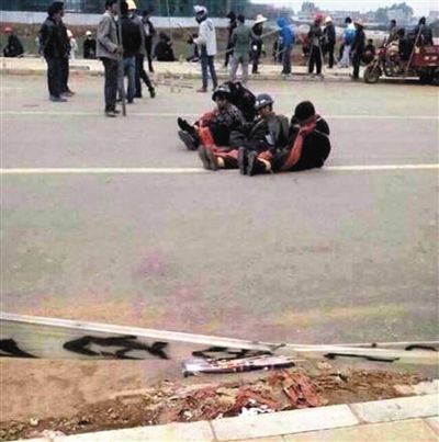 14日，沖突現(xiàn)場，幾名頭戴鋼盔的人被捆綁著。圖/東方IC