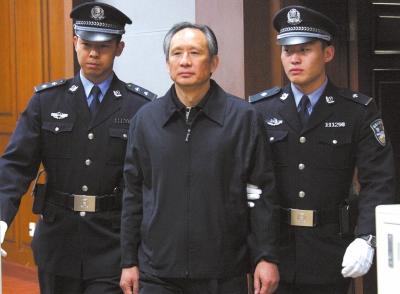 昨天，被告人張曙光在法庭上聽(tīng)取宣判。新華社發(fā)