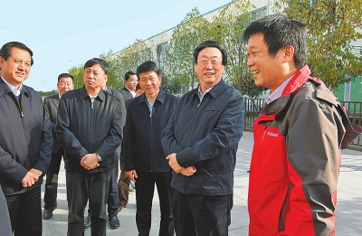 　11月4日下午,省委書記、省人大常委會(huì)主任郭庚茂在襄城縣精美鞋業(yè)有限公司調(diào)研。記者 杜小偉/攝