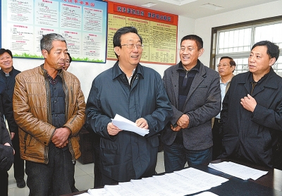 11月25日下午，省委書記、省人大常委會主任郭庚茂在延津縣石婆固鎮(zhèn)集北村與村民親切交談。