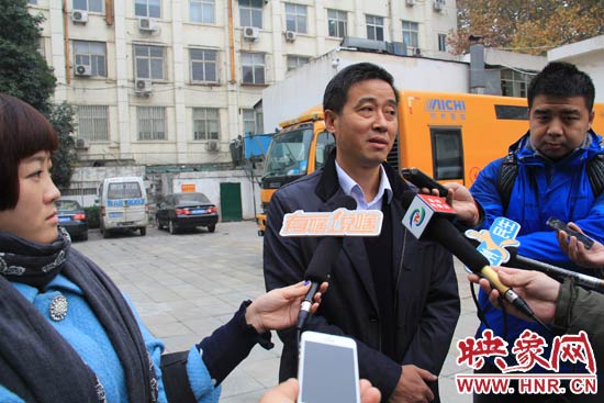 鄭州城市管理局行政執(zhí)法監(jiān)察支隊二大隊副大隊長杜陸水就“河南省人民會堂違法戶外廣告”一事，接受媒體采訪