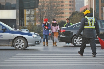 過斑馬線，行人左顧右盼，汽車寸土必爭。