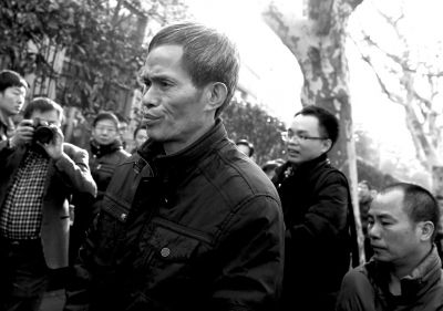 被告人林森浩的父親林尊耀準(zhǔn)備進(jìn)入法院。