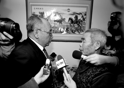 15日，內(nèi)蒙古高院副院長(zhǎng)趙建平（左）帶隊(duì)向呼格吉勒?qǐng)D父母送達(dá)再審法律文書。