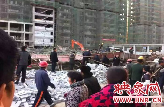 圖為事故現(xiàn)場情況，當(dāng)?shù)厝罕姽﹫D。