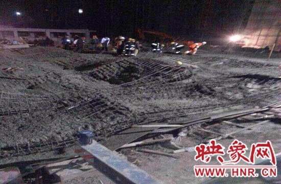 圖為事故現(xiàn)場情況，當(dāng)?shù)厝罕姽﹫D。