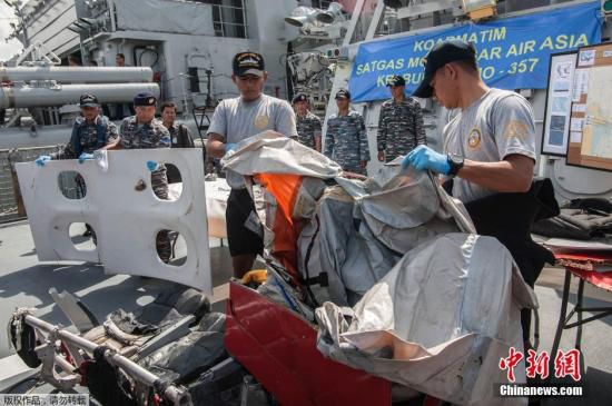 　當?shù)貢r間2015年1月5日，印尼泗水，印尼海軍展示從爪哇海中打撈到的亞航失事客機殘骸與遇難者的遺物