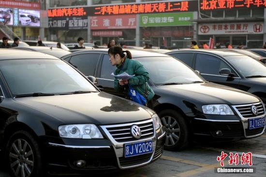 1月23日，北京亞運(yùn)村汽車交易市場(chǎng)中拓拍賣停車場(chǎng)上人頭攢動(dòng)。
