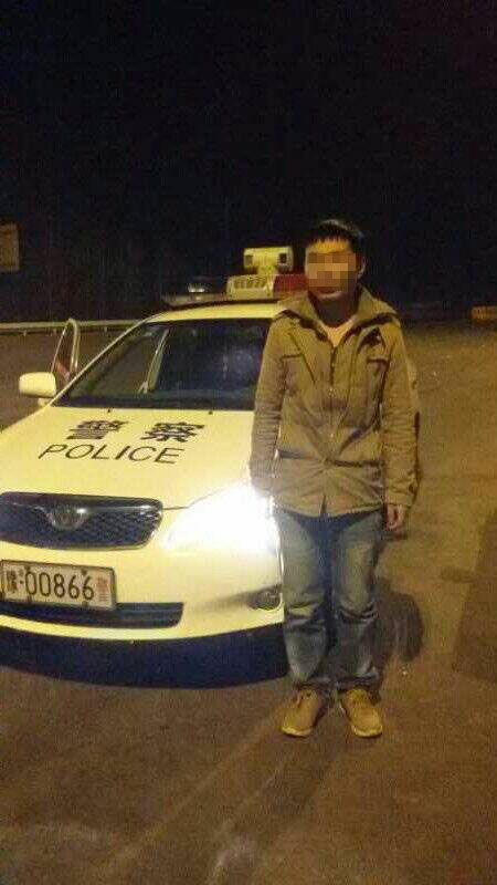 男子被父親拋棄后，在高速交警的幫助下才得以回家。