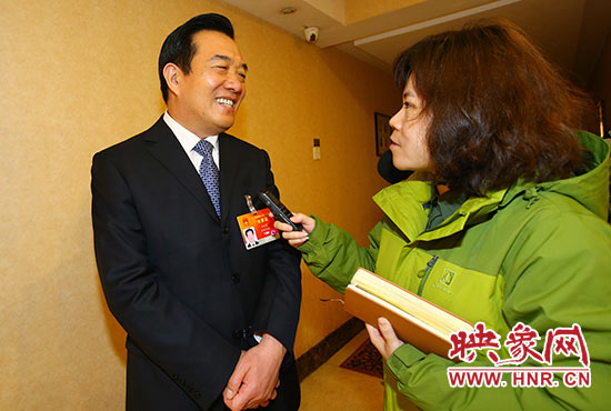 全國人大代表、省人大常委會委員、鄭州市人大常委會主任、黨組書記白紅戰(zhàn)接受采訪。