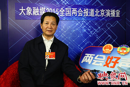 在全國政協(xié)委員、河南大學(xué)校長婁源功接受采訪。