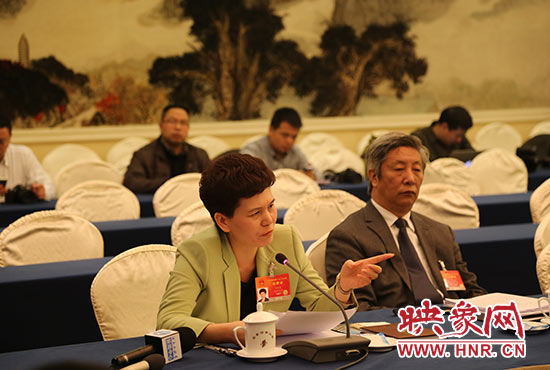 河南康利達(dá)集團(tuán)董事長薛景霞呼吁，國家可以在鄭州設(shè)立金融改革綜合示范區(qū)，活躍民間資本。