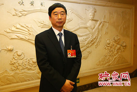 全國人大代表、信陽市委副書記、市長喬新江表示，信陽明港機(jī)場將成為鄭州航空港區(qū)有效補(bǔ)充。
