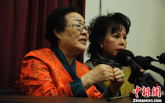 圖為慰安婦受害者李容洙（Lee Yong Soo。圖左）發(fā)表講話，要求安倍正式道歉。