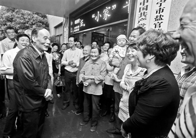 5月8日，王岐山與海寧市鹽官鎮(zhèn)桃園村黨委班子成員、老黨員和群眾親切交流供圖/新華社