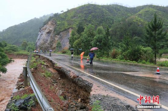 圖為5月19日，江西贛州石城縣珠坑鄉(xiāng)塘臺村通往福建寧化縣的公路出現(xiàn)塌方。陳小強 攝