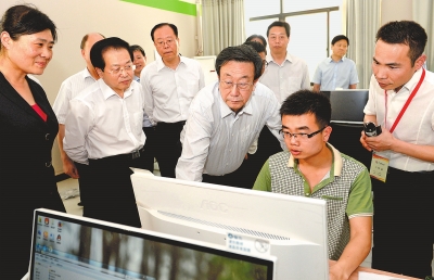 　　5月22日，省委書記、省人大常委會主任郭庚茂在河南網(wǎng)商園調(diào)研。記者杜小偉攝