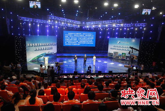 16日上午，河南電視臺1500平米演播廳內(nèi)座無虛席。