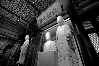      北齊石佛像和菩薩像。京華時報記者 王海欣 攝