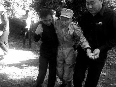 89歲老兵繆焜得知不能接到遺骸后嚎啕大哭。組織方供圖