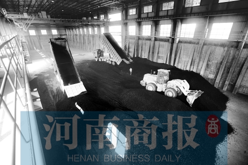 大量煤炭運往南區(qū)供熱站，為今冬供暖做準備 河南商報記者 鄧萬里/攝
