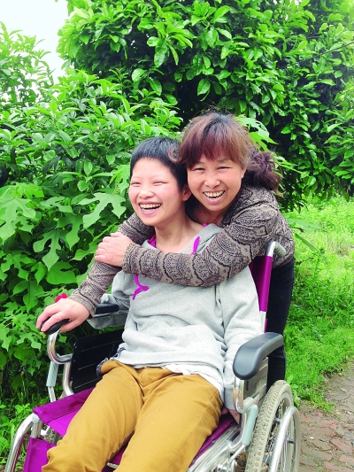 黃揚(yáng)和母親許秀梅在陽(yáng)光下好開(kāi)心。（黃珊攝）